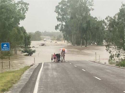 Water tipped to rise to extreme levels over Macrossan Bridge near Charters Towers