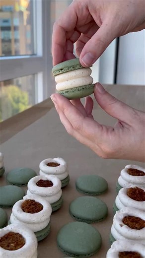 I’ll never say no to a cake filled macaron 🤤 These spiced apple cake macarons are so tasty and so perfect for this time of the year! You can find the recipe in my Thanksgiving Table macarons ebook on my website 👩🏻‍🍳 | Maddie Brehm, Pastry Chef