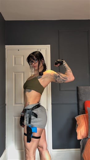 Shelly Black on Instagram: "Happy Halloween 😘😝 #laracroft #musclemommy #girlswholift #girlswithmuscle #girlswholift"