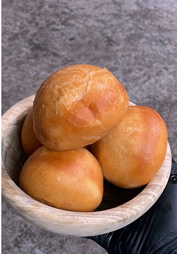 Authentic Ghanaian Dry Bofrot / Street Style Ingredients •2½ cups bread flour (hard flour) •1½ teaspoons instant yeast •⅓ cup granulated sugar (white or brown) •½ teaspoon pink salt or sea salt •½ teaspoon ground nutmeg •¼ teaspoon baking powder •2 tablespoons unsalted butter, softened •1 teaspoon vanilla extract •1 cup 1 tablespoon warm water Method \t1.\tIn a mixing bowl, combine all the ingredients and mix until a smooth, soft dough forms. \t2.\tDivide the dough into 8 medium-sized portions. 