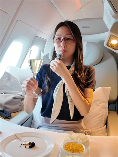 エミレーツ航空のファーストクラスに乗ってみた！世界一安い区間 バンコク-香港をA380体験✈️ラウンジ・シャワー・アメニティまで超詳細レビュー！ #10
