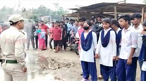 As SEBA students stage protest in different parts of Assam following the leak of HSLC examination question paper, a group of students protesting in Narayanpur were disrupted by an Assam Police official and asked to go back to studying. The policeman was seen quizzing the students with math formulas and scolding them when they failed to give the correct answer and told them study properly instead of protesting. Netizens remain divided on whether the official was right in scolding the students or 