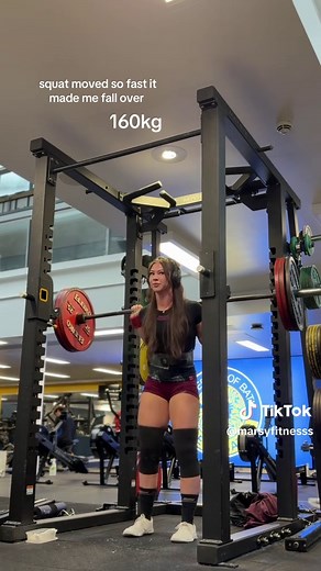 Powerlifting Girls: Incredible Squat Technique
