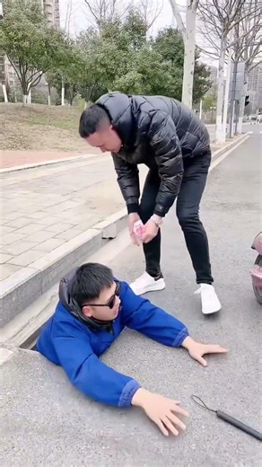 The scene of a kind-hearted lady helping her hand #helpothers #kindness #inspiration