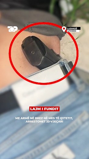 Një 33-vjeçar është arrestuar në qytetin e Lushnjës duke lëvizur i armatosur. Në momentin e ndalimit, ai mbante në brez një pistoletë automatike me një krehër me 11 fishekë, të cilat u sekuestruan si prova materiale. Shtetasi E. Ç., u dërgua në qeli dhe pritet të përballet me akuzën për veprën penale të “Prodhimit dhe mbajtjes pa leje të armëve dhe municionit luftarak”. Policia apelon tek qytetarët që të raportojnë çdo rast të dyshuar të mbajtjes së armëve pa leje, për të garantuar sigurinë publ