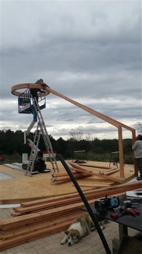 Közel 1 mázsa tömör fa az égből lógatva... 🏗️ Ezt nem rakod össze két létráról! Kíváncsi vagy a végeredményre? Nézd meg az oldalam! 👀👇 https://sarkanylovas.com/elado-jurtak Hashtagek: #jurta #epítkezés #innovacio #mesterember #tiktokhungary