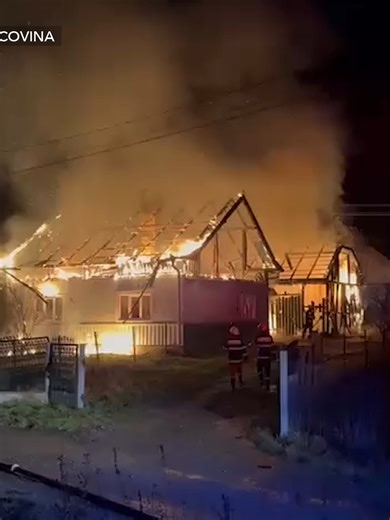 Un incendiu puternic a izbucnit miercuri seară la o gospodărie din comuna Păltinoasa. La fața locului au intervenit pompierii militari de la subunitățile Gura Humorului și Suceava, împreună cu lucrătorii SVSU Cornu Luncii, cu patru autospeciale de stingere și o ambulanță SMURD. Flăcările au cuprins casa de locuit și anexele gospodărești. Pompierii au reușit să localizeze incendiul și lucrează pentru stingerea completă a focului. Din fericire, nu s-au înregistrat victime.