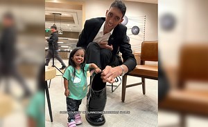 World’s tallest man, shortest woman nagkita uli