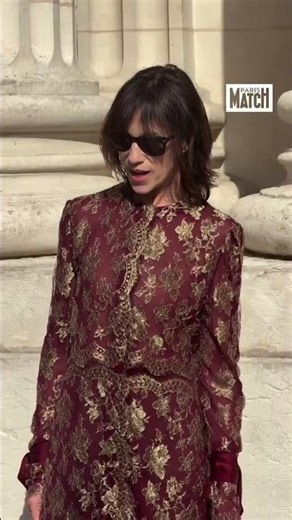 Charlotte Gainsbourg brave la canicule pour le défilé Saint Laurent ☀️