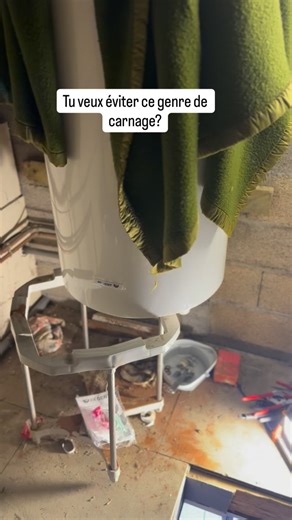 Matias ⚒️ Clim & Plomberie on Instagram: "🔥🚿 Un chauffe-eau installé comme ça… c’est NON ! ❌🐷 Si tu veux éviter ce genre de carnage chez toi 😅 voici ce que tu dois vérifier 👇 🔎 1️⃣ La fixation au mur ➡️ Le ballon doit être solidement fixé 🧱 ➡️ Chevilles adaptées au support (placo ≠ béton) ➡️ Pas penché, pas bancal ⚖️ ➡️ Si besoin, installer un trépied adapté pour supporter le poids du ballon 🦵🦵🦵 💧 2️⃣ Les raccordements eau froide / eau chaude ➡️ Groupe de sécurité obligatoire 🛑 ➡️ Si