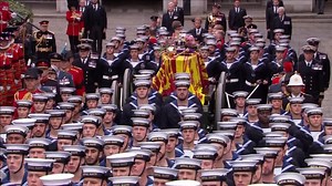 Letztes Geleit: Matrosen der Royal Navy begleiten den Sarg der Queen