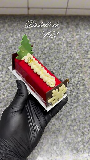 347K views · 3.4K reactions | Bûchette classique chocolat–framboise  Je vous poste la recette de mon glaçage miroir rouge éclatant, car je reçois toujours des messages par rapport à ça : Ingrédients : • 200 g d’eau • 300 g de sucre • 300 g de glucose • 250 g de lait concentré • 140 g de masse de gélatine • 300 g de chocolat blanc • Colorant au choix | Nisrine Zermani | Facebook