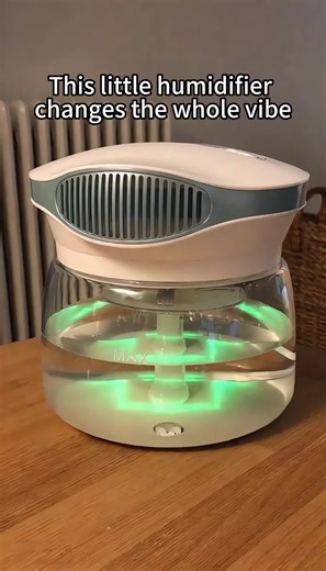 A stylish humidifier with free essential oil—perfect for home, office, or travel. #humidifier #essentialoil #homecomfort #desksetup #officeessentials