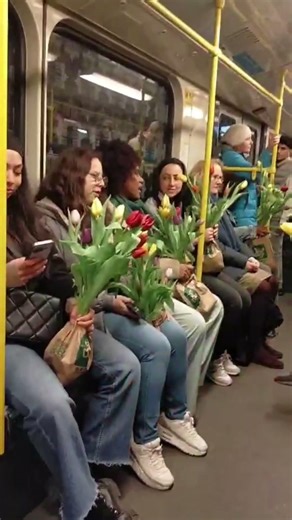Ellen Esser - Berliner U-Bahn voll mit Tulpen 🌷🌷🌷 #berlin #blog #live