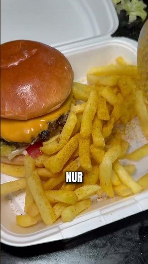 Burger mit Pommes für nur 5€ 🍔🍟 Saftig, frisch zubereitet und richtig sättigend – unser Burger-...