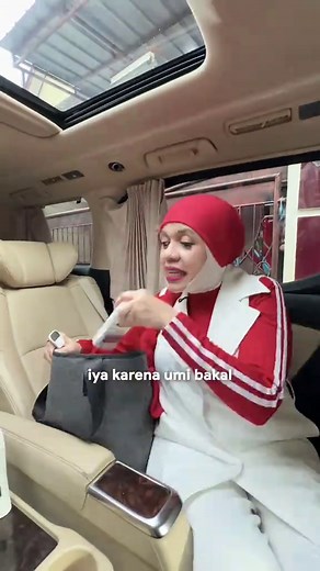 Terharu umi 🥹 Ramadan selalu jadi momen indah untuk berbagi 🤍 Umi main ke panti asuhan buat ketemu anak-anak hebat yang selama ini sering Umi temuin di online. Senang banget bisa ngobrol dan main bareng mereka. Di Ramadan ini, Umi juga ingetin pentingnya jaga kebersihan rambut. Karena ketombe bisa disebabkan oleh kuman, jadi penting pakai shampoo yang bantu melawan kuman penyebab ketombe. Terima kasih Lifebuoy Shampoo sudah mengajak Umi berbagi di Ramadan ini 🤍 #LifebuoyIndonesia #RamadanBerb