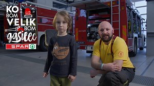 [KO BOM VELIK, BOM GASILEC] Še prej pa počakam, da malo zrastem in se okrepim … 💪 Prostovoljni gasilci in gasilke namreč na svojih ramenih ne nosijo samo velike odgovornosti, ampak tudi veliko težke gasilske opreme. 👩‍🚒 A veš, 👉 kaj vsebuje gasilska oprema in koliko tehta; 👉 zakaj imajo gasilci na glavi čelade; 👉 kako dolge so gasilske cevi ter 👉 kako se gasilci dogovorijo, kdo vozi? Povabi pred zaslon svojega malčka, da si skupaj ogledata še zadnji video iz serije “Ko bom velik, bom gasi