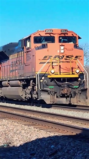 EMD POWER NOTCHES UP WITH LONG COAL TRAIN & HORN SALUTE! #trains #bnsfrailway #locomotive