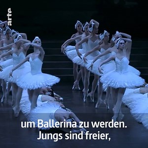 "Damit übernehmen wir sexistische und ausgrenzende Szenen." Vor fünf Jahren haben wir die Ballettschülerinnen und -schüler der Pariser Oper zum ersten Mal besucht. Nicht nur ihr Können hat sich seither verändert, sondern auch ihre Haltung gegenüber dem Ballett. Das große Porträt: https://arte.app.link/pariser-oper | Arte