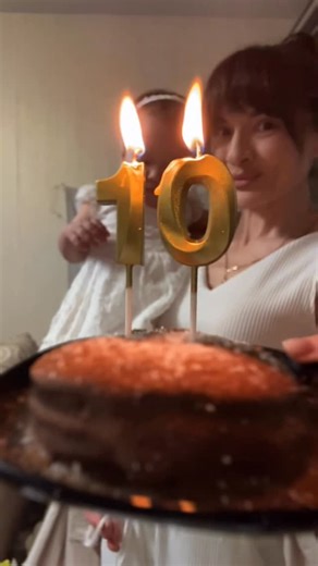 Елена Евсеева on Instagram: "Рецепт торта ⬇️ 10К ❤️ Спасибо вам, что вы с нами 🫶 Мы будем стараться показывать еще больше детских и ПП рецептов, развивашки, тренировки и просто нашу жизнь с Бусинкой ❤️ А пока делимся рецептом нашего невероятно вкусного праздничного ПП-тортика 🎂 ПП шоколадный торт Для коржа: •1 банан •1 яйцо •20 гр какао •сах.зам •1/3 чайной ложки разрыхлителя Все ингредиенты смешиваем и пробиваем блендером. Отправляем в форму (любой круглый небольшой контейнер) и в микроволнов