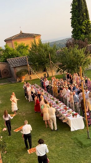 @villa_catignano ❤️Magical Italian-style rehearsal dinner in the rolling Tuscan hills, with a golden sunset, dreamy decor, and a stunning couple 🫶🌅 5th June 2025 💫 Isabelle & Anton’ s Welcome Dinner 📹 video/reel: @villa_catignano @marmoross Planner: @lindajostler_tuscanyweddings Location: @villa_catignano Photographer :@lindapauline.se Catering: @calamai.ricevimenti Flowers: @i.fiori.di.nadia Lights : @allexisevents @iswahn ❣️ #villacatignano #weddingday #weddingitaly #italywedding #weddingf
