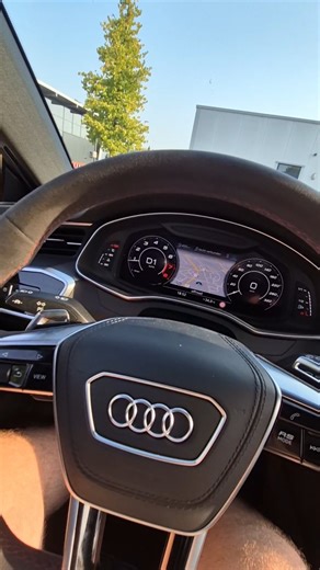 Nicko Bennert on Instagram: "Was früher als Nebenjob angefangen hat, ist heute meine Haupteinnahmequelle - nämlich Auto fahren 🫢 Wie das möglich ist? Ganz einfach: Auftraggeber wie Autovermietungen, Leasing-Unternehmen, Hersteller oder Autohäuser müssen täglich hunderte Fahrzeuge von Punkt A nach B bringen. Da diese Firmen dafür keine Mitarbeiter einstellen, werden die Aufträge an Dienstleister wie mich vergeben. 🫠 Konkret bedeutet das, dass du als Fahrer selbst entscheidest, welche Aufträge d