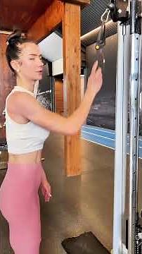 Einarmiges Trizepsdrücken am Kabelturm mit Griff I #fitnesstutorial #workoutvideo