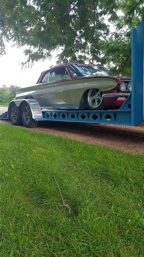 Air ride trailer loading demo "LOOK MA, NO RAMPS!"