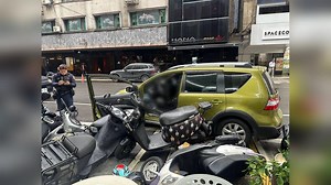 停車打R檔! 車子倒退嚕撞倒7機車 肇事婦