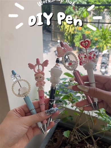 Create your own DIY pen ✨ Pick your favorite colors and charms to design a pen that’s uniquely yours. A perfect little gift or a fun mood-boosting item. Tự tay chọn và tạo nên chiếc bút DIY theo phong cách của riêng bạn. Một món đồ nhỏ xinh, rất phù hợp để làm quà tặng hoặc tự thưởng cho bản thân. ✨ 취향껏 골라 만드는 나만의 DIY 펜. 선물용으로도, 기분 전환용으로도 딱 좋은 아이템. ✨ #hochiminhworkshop #saigonworkshop #diyworkshop #creativeworkshop #handmadeworkshop 📍 1st Floor, 6 Le Van Mien, Thao Dien, Thu Duc City, Ho Chi Mi