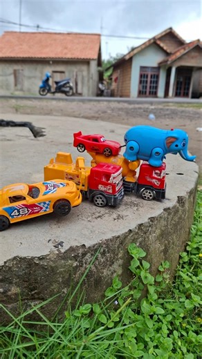 Drama mobil mobilan truk derek, truk molen, mobil balap #mobilmobilan #trukderek #shorts