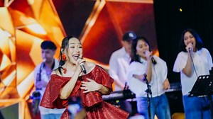 Bawakan Lagu Barunya Top Forty, Titi DJ Menghipnotis Pengunjung Carstensz Mall