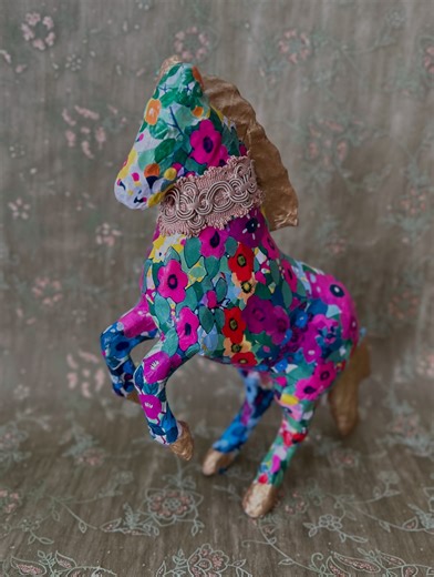 デコパッチさかもとゆき| decopatchの世界 | デコパッチでデコレーションしたおウマさんたち🐎 今年は横浜仲町台で開催している『デコパッチ研究室』もいろいろなことを試してみたいと考えています。 まずは2/22(日)12:00-14:00に今更聞けないインスタ講習vol.2を開催します。... | Instagram