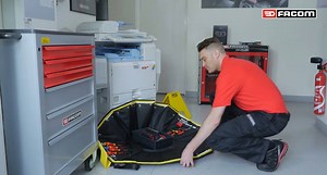 Découvrez le nouveau tapis d'intervention Express Toolmat spécialement conçu pour protection et sécurisation de votre espace de travail. Plié, il se transporte facilement et partout. Déplié, vous pouvez travailler en toute sécurité, avec outils à proximité et protection des genoux pour votre confort. | FACOM France