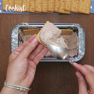 It will only take five minutes! A simple and delicious cookie cake