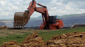 日立EX1200挖掘机在矿山工作