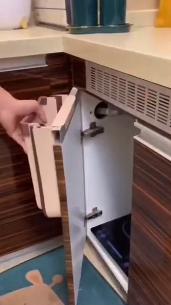 Foldable Hanging Kitchen Trash Bin with Lid