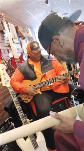 Trying out that 8 5inch phil Jones speaker cab | Ivan BigIve Williams