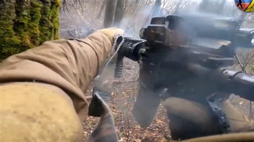 Ukrainian soldiers under fire - raw frontline footage