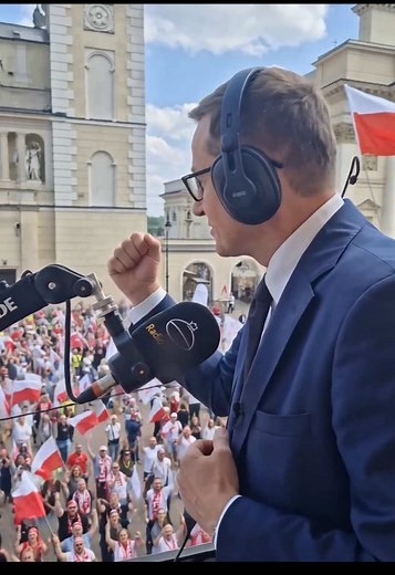 Dziś przed manifestacją udzielałem wywiadu w Radiu Wnet. Internauci postanowili trochę „ulepszyć” zdjęcie z tej rozmowy… i muszę przyznać, uśmiałem się nieźle! 😄🇵🇱 Nawet AI jest przeciwko Tuskowi! 😂