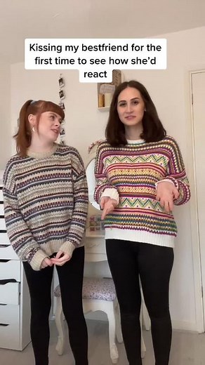 Besos entre mejores amigas: reacciones y desafíos