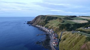 Vue Aérienne de Crovie Village, Aberdeenshire, : vidéo de stock (100 % libre de droit) 3968023167 | Shutterstock