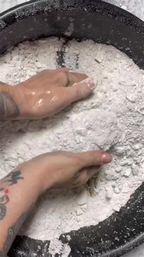 Leigh Rooks on Instagram: "New year powder play. #asmr #gymchalk #powderplay"