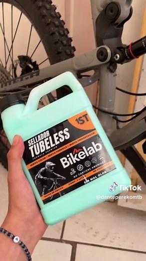 Cómo cambiar el líquido tubeless de tu llanta de MTB