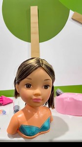 Hoy Nancy estrena su Hair Salon y quedó tan completo y bonito que quiero peinarla todo el día.💇🏽‍♀️💕⭐️✨ Trae herramientas, mascarillas y todo lo que necesita para vivir su propio día de relajación y transformar su pelito en pura magia.💄💕 Si tú también amas crear looks con Nancy… este set es un sueño hecho realidad. #Nancy #NancyHairSalon #UnboxingNancy #Roleplay #Hair | Nancy