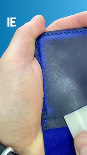 This wallet takes on a whole new color, shifting from black to blue in gorgeous gradient. 🎥 leather_craft.com.ua / IG | Interesting Engineering