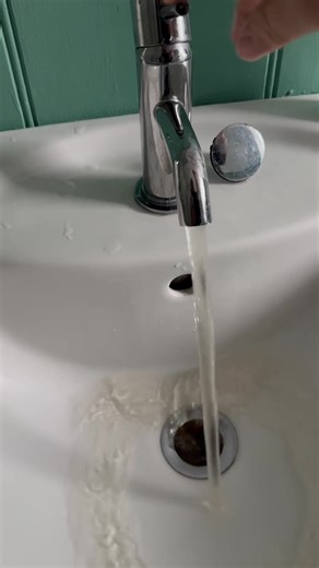"Anyone else’s water running like this? Been like it all day and it’s all the taps. Trying to figure out if I can blame for my extremely tangled hair from the shower. 😂 Stenhouse St, Cowdenbeath." | Fife jammer locations