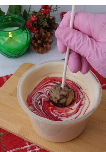 Marble cake pops, but make them festive 🎄✨ #cakepops #satisfying #oddlysatisfying