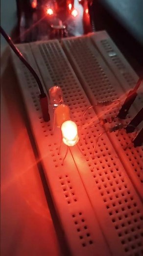 Traffic light on breadboard using Arduino🚦#arduinoproject #ultrasonicsensor#trafficlight#shorts#led