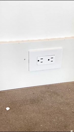 What's a screwless plate? #electrician #electriciansoftiktok #electricianapprentice #tradesman #diy #electricallife #wire